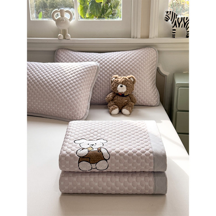 91家纺网 家纺一手货源 找家纺 几禾 2026新款大豆豆刺绣款凉席床席款-小熊饼干 香芋紫-床铺款