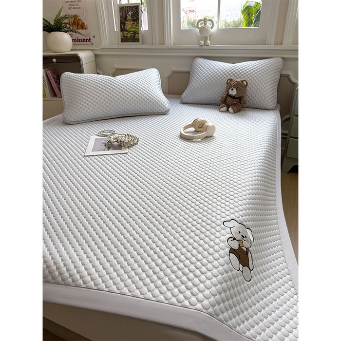 91家纺网 家纺一手货源 找家纺 几禾 2026新款大豆豆刺绣款凉席床席款-小熊饼干 薇薇蓝-床铺款