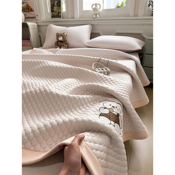 91家纺网 家纺一手货源 找家纺 几禾 2026新款大豆豆刺绣款凉席床席款-小熊饼干 芭蕾粉-床铺款