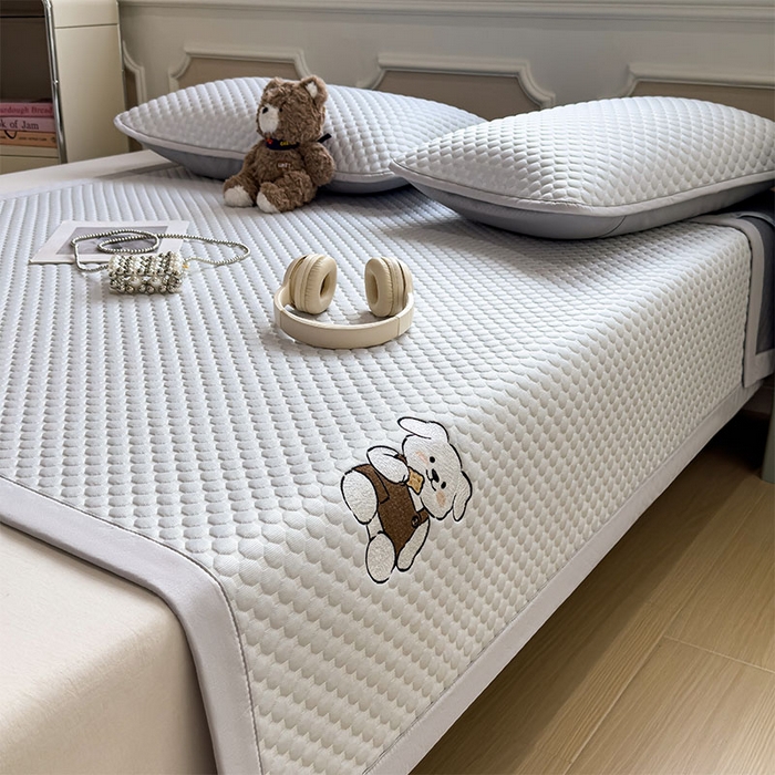 91家纺网 家纺一手货源 找家纺 几禾 2026新款大豆豆刺绣款凉席床席款-小熊饼干 薇薇蓝-床铺款