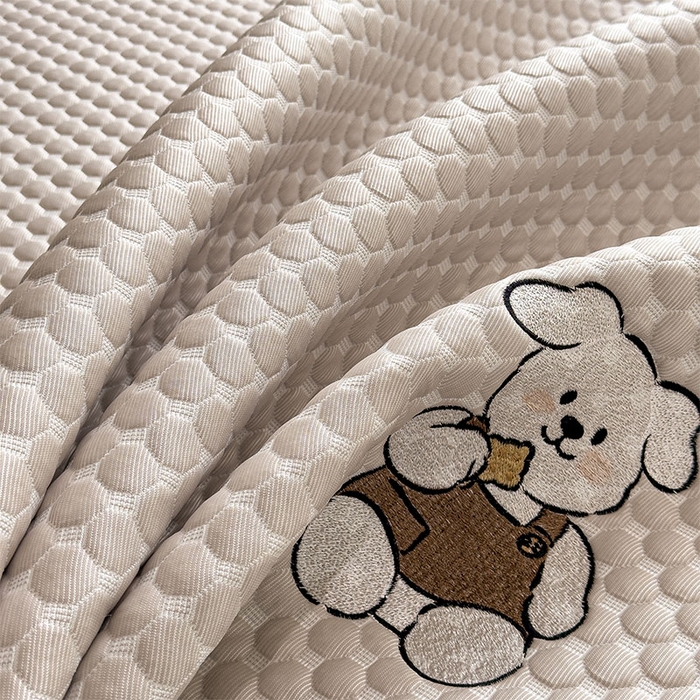91家纺网 家纺一手货源 找家纺 几禾 2026新款大豆豆刺绣款凉席床席款-小熊饼干 椰子灰-床铺款