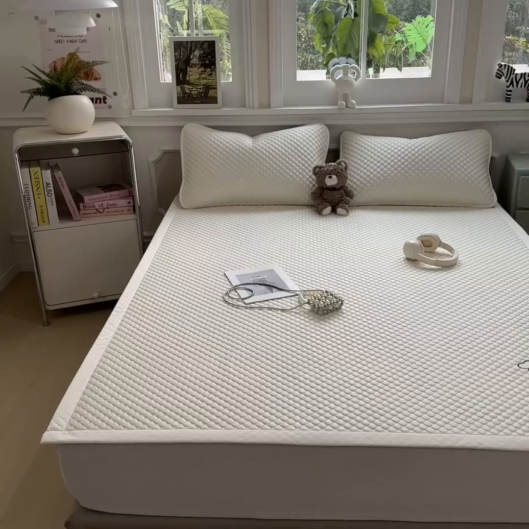 91家纺网 家纺一手货源 找家纺 （总）几禾 2026新款大豆豆刺绣款凉席床席款-小熊饼干