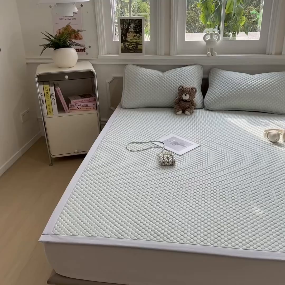 91家纺网 家纺一手货源 找家纺 几禾 2026新款大豆豆刺绣款凉席床席款-小熊饼干 果绿-床铺款