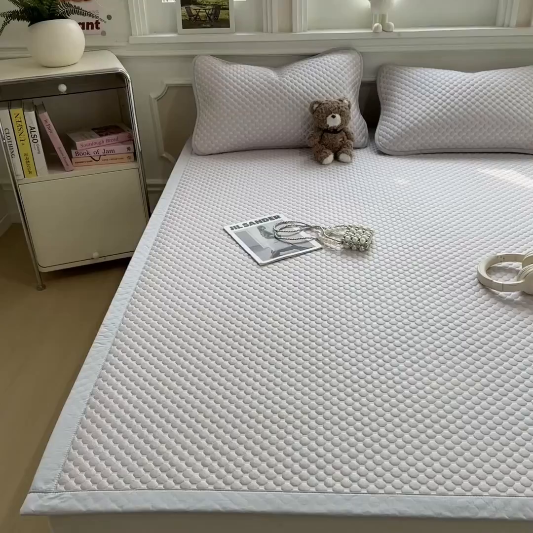 91家纺网 家纺一手货源 找家纺 几禾 2026新款大豆豆刺绣款凉席床席款-小熊饼干 香芋紫-床铺款