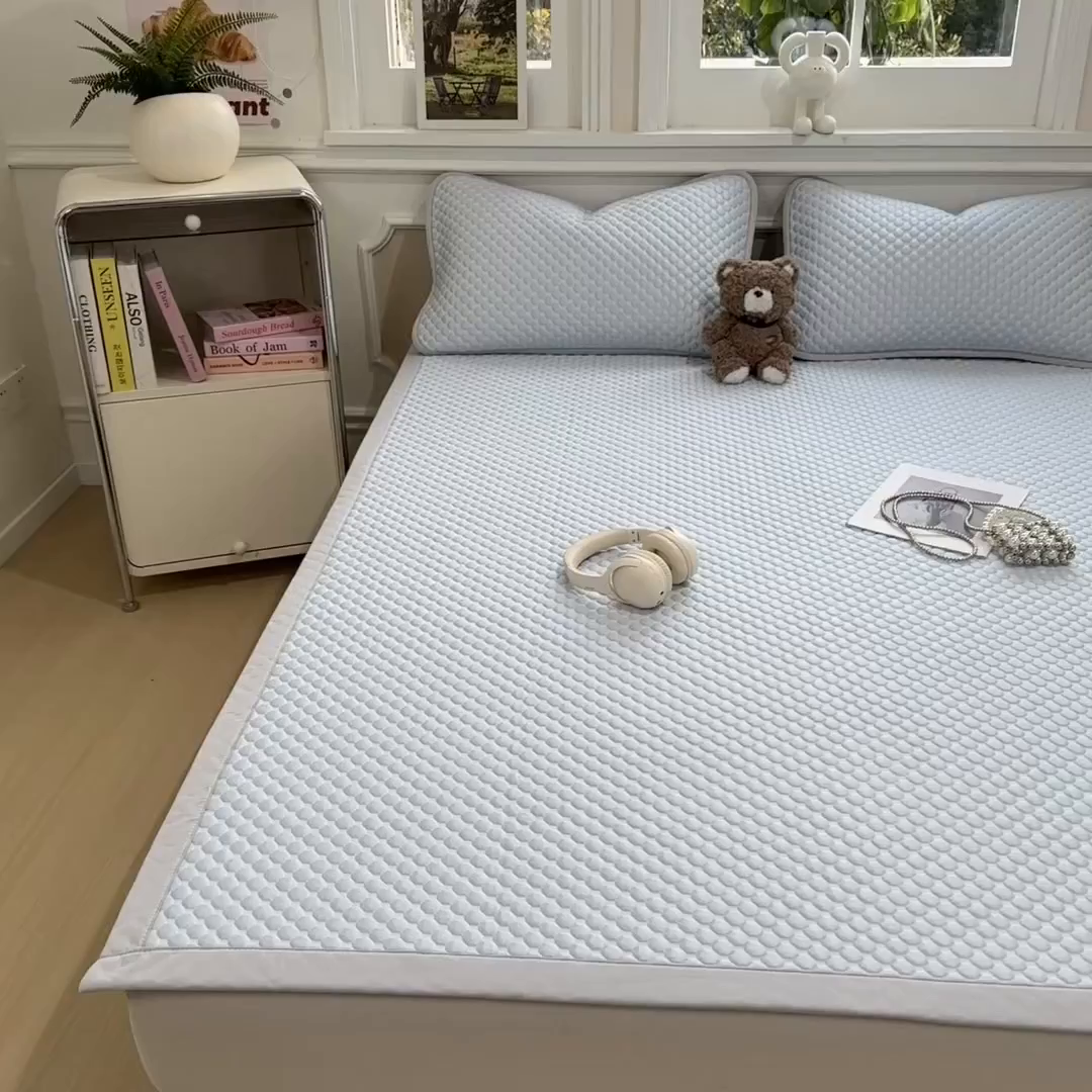 91家纺网 家纺一手货源 找家纺 几禾 2026新款大豆豆刺绣款凉席床席款-小熊饼干 薇薇蓝-床铺款