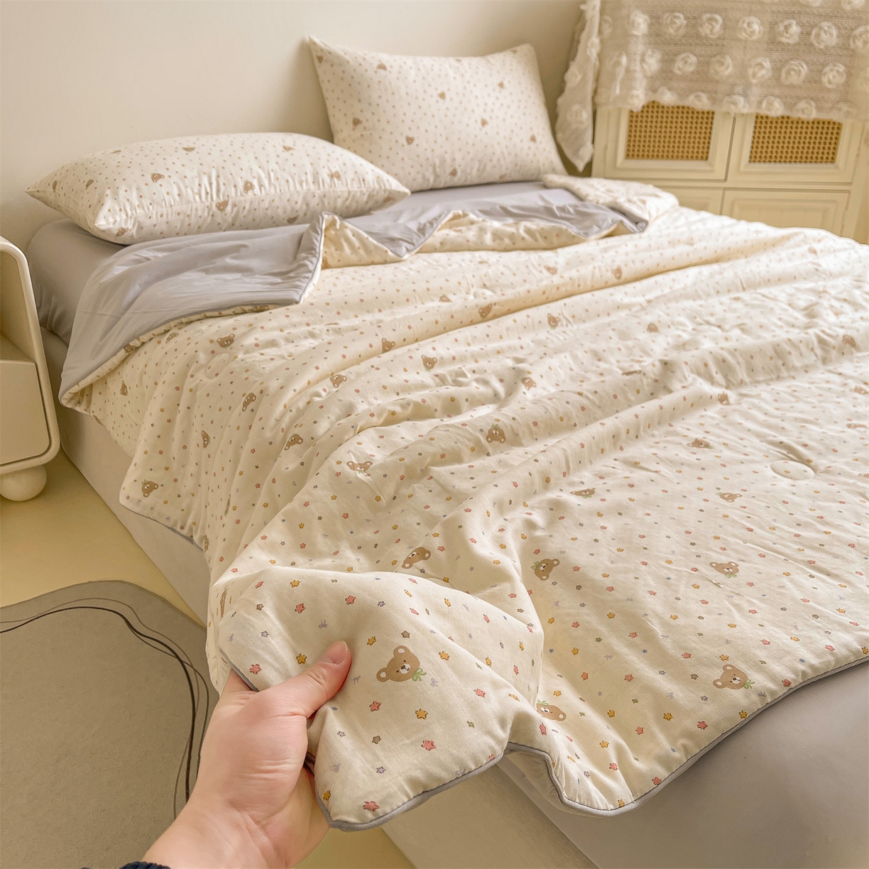 91家纺网 家纺一手货源 找家纺 小禹仔家纺 2026新款A类印花双层纱凉感大豆夏被 小米熊