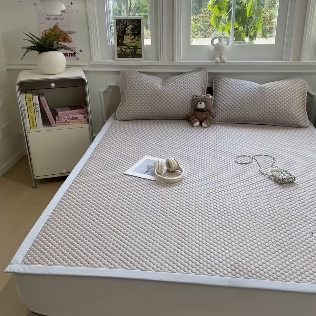 91家纺网 家纺一手货源 找家纺 几禾 2026新款大豆豆刺绣款凉席床席款-小熊饼干 椰子灰-床铺款