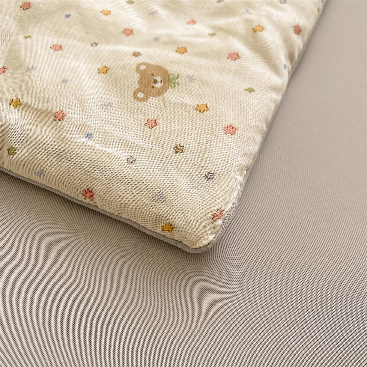 91家纺网 家纺一手货源 找家纺 小禹仔家纺 2026新款A类印花双层纱凉感大豆夏被 小米熊