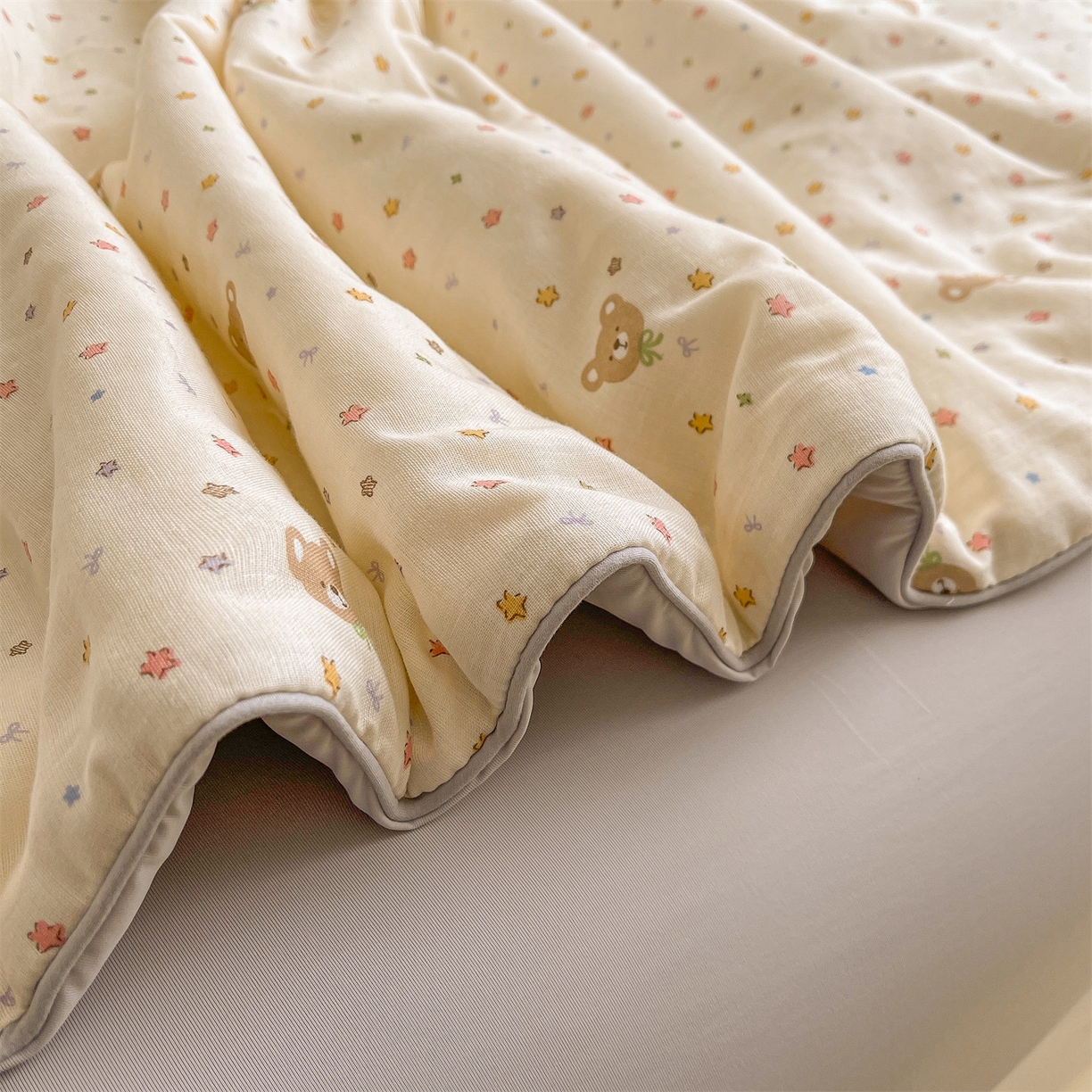 91家纺网 家纺一手货源 找家纺 小禹仔家纺 2026新款A类印花双层纱凉感大豆夏被 小米熊