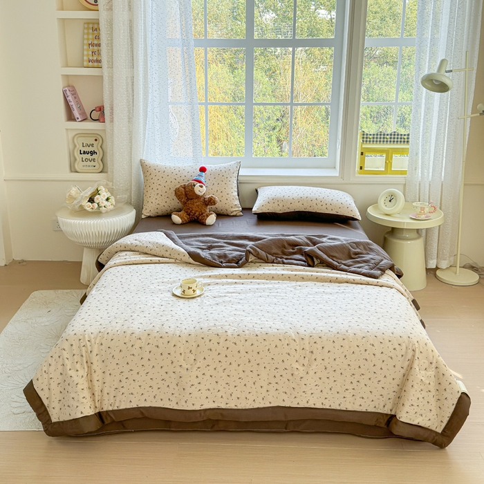 91家纺网 家纺一手货源 找家纺 几禾 2026新款A类三层纱印花夏被-柔纱系列 柔纱-莫奈-咖