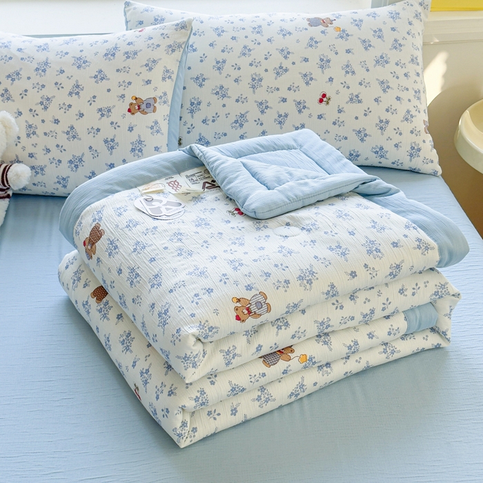 91家纺网 家纺一手货源 找家纺 几禾 2026新款A类三层纱印花夏被-柔纱系列 柔纱-丛中小熊