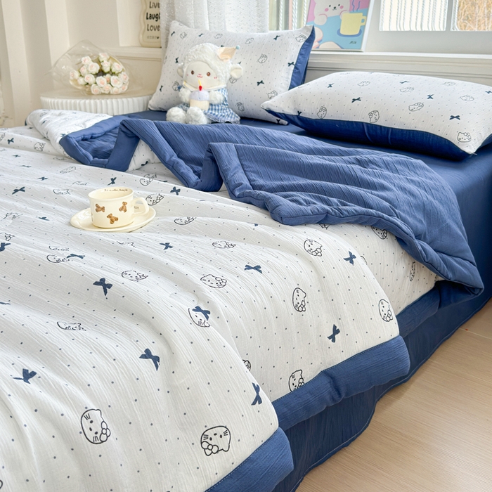 91家纺网 家纺一手货源 找家纺 几禾 2026新款A类三层纱印花夏被-柔纱系列 柔纱-蓝莓小猫