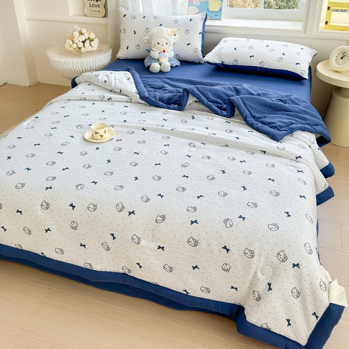 91家纺网 家纺一手货源 找家纺 几禾 2026新款A类三层纱印花夏被-柔纱系列 柔纱-蓝莓小猫