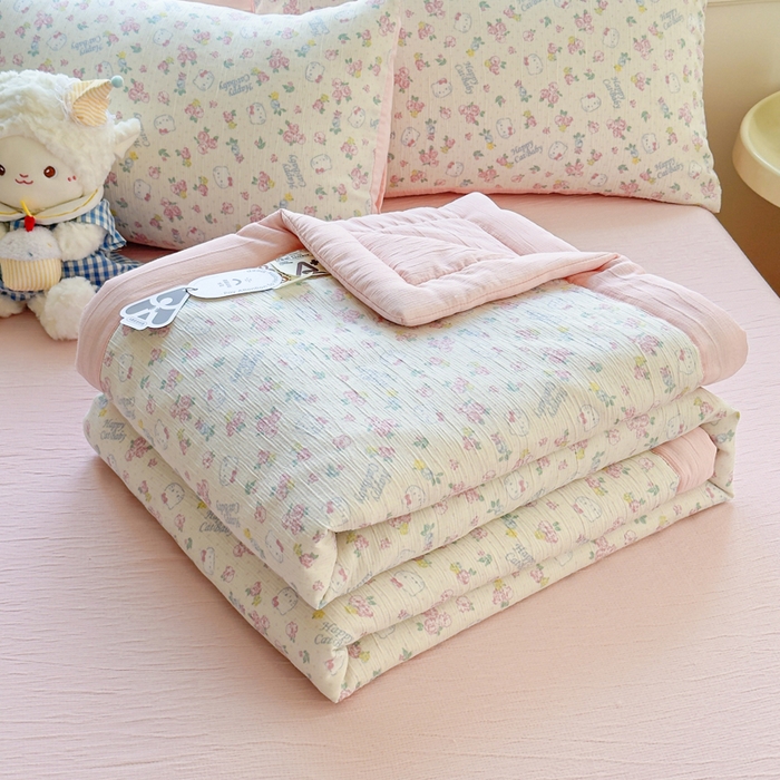 91家纺网 家纺一手货源 找家纺 几禾 2026新款A类三层纱印花夏被-柔纱系列 柔纱-花丛点点猫