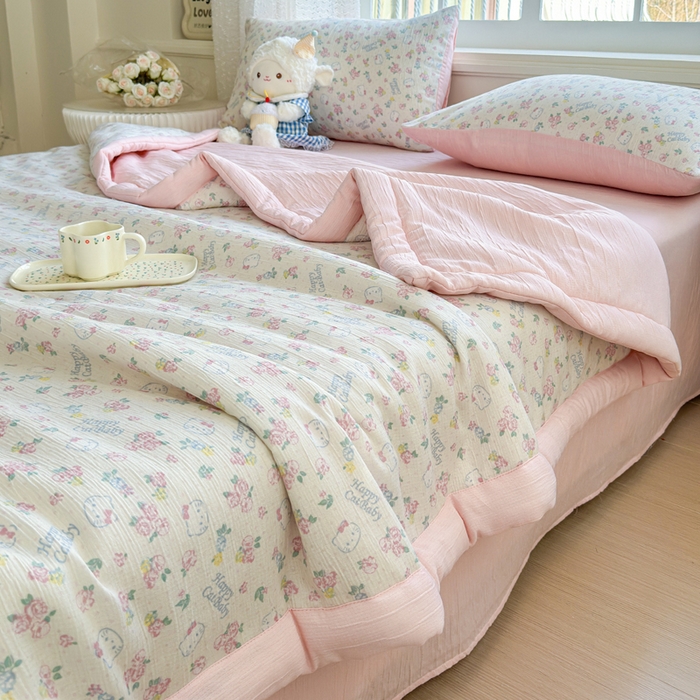 91家纺网 家纺一手货源 找家纺 几禾 2026新款A类三层纱印花夏被-柔纱系列 柔纱-花丛点点猫