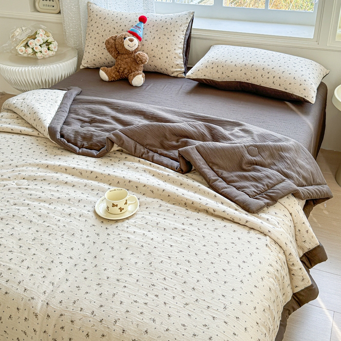 91家纺网 家纺一手货源 找家纺 几禾 2026新款A类三层纱印花夏被-柔纱系列 柔纱-莫奈-咖