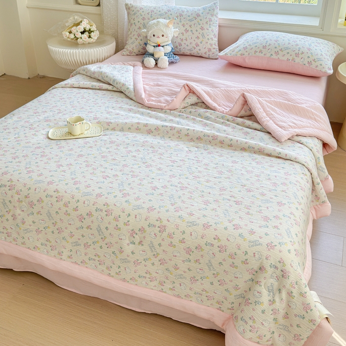 91家纺网 家纺一手货源 找家纺 几禾 2026新款A类三层纱印花夏被-柔纱系列 柔纱-花丛点点猫