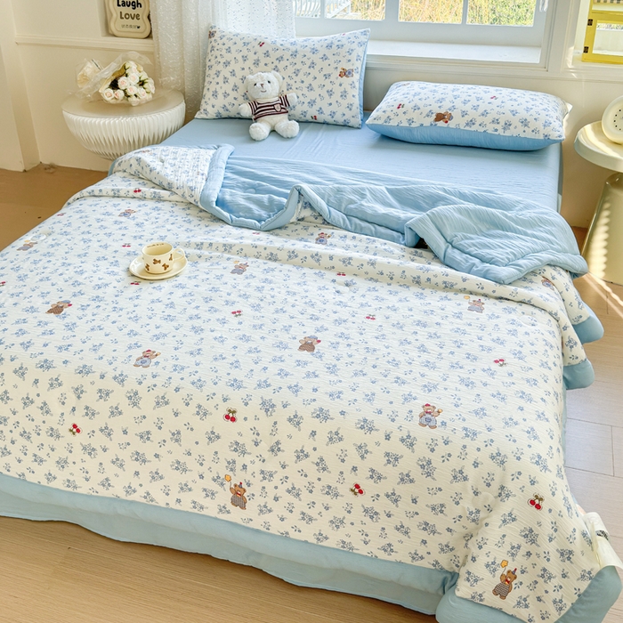 91家纺网 家纺一手货源 找家纺 几禾 2026新款A类三层纱印花夏被-柔纱系列 柔纱-丛中小熊