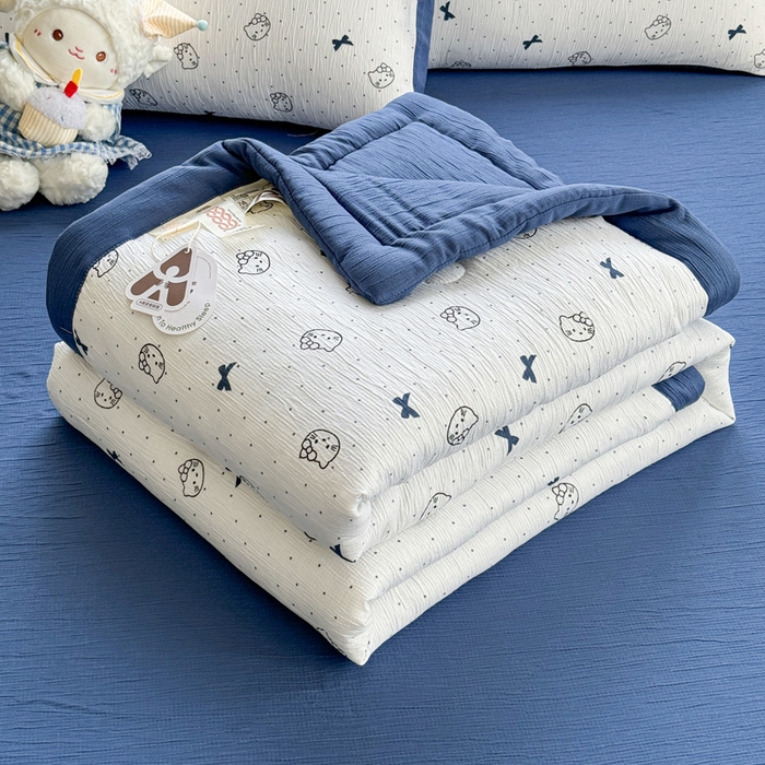 91家纺网 家纺一手货源 找家纺 几禾 2026新款A类三层纱印花夏被-柔纱系列 柔纱-蓝莓小猫
