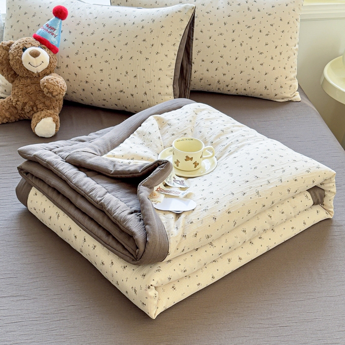 91家纺网 家纺一手货源 找家纺 几禾 2026新款A类三层纱印花夏被-柔纱系列 柔纱-莫奈-咖