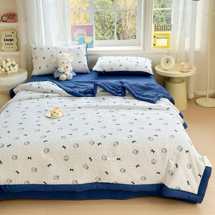 91家纺网 家纺一手货源 找家纺 几禾 2026新款A类三层纱印花夏被-柔纱系列 柔纱-蓝莓小猫