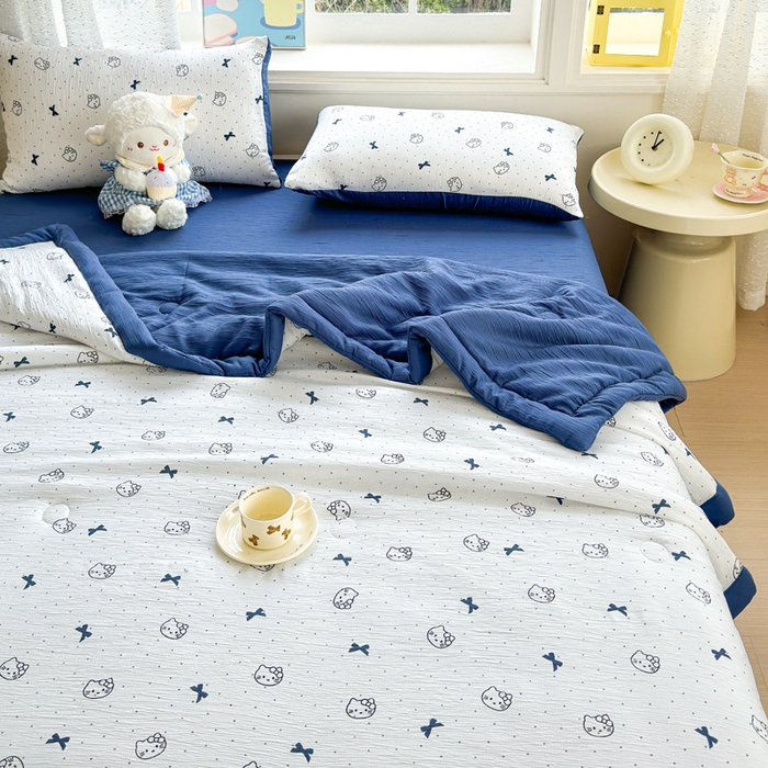 91家纺网 家纺一手货源 找家纺 几禾 2026新款A类三层纱印花夏被-柔纱系列 柔纱-蓝莓小猫