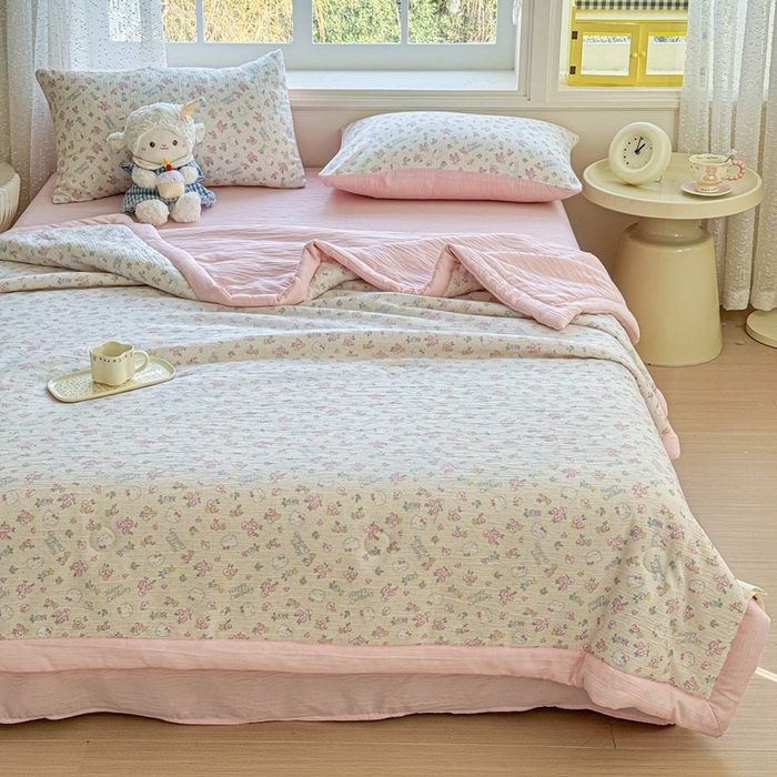 91家纺网 家纺一手货源 找家纺 几禾 2026新款A类三层纱印花夏被-柔纱系列 柔纱-花丛点点猫