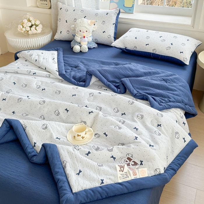 91家纺网 家纺一手货源 找家纺 几禾 2026新款A类三层纱印花夏被-柔纱系列 柔纱-蓝莓小猫