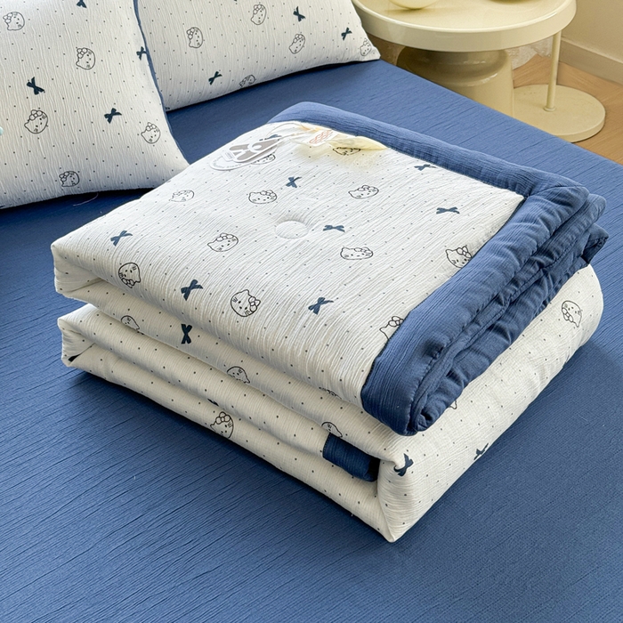 91家纺网 家纺一手货源 找家纺 几禾 2026新款A类三层纱印花夏被-柔纱系列 柔纱-蓝莓小猫