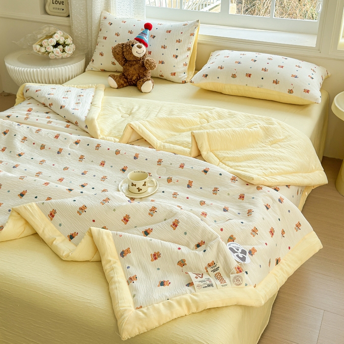 91家纺网 家纺一手货源 找家纺 几禾 2026新款A类三层纱印花夏被-柔纱系列 柔纱-红茶小熊