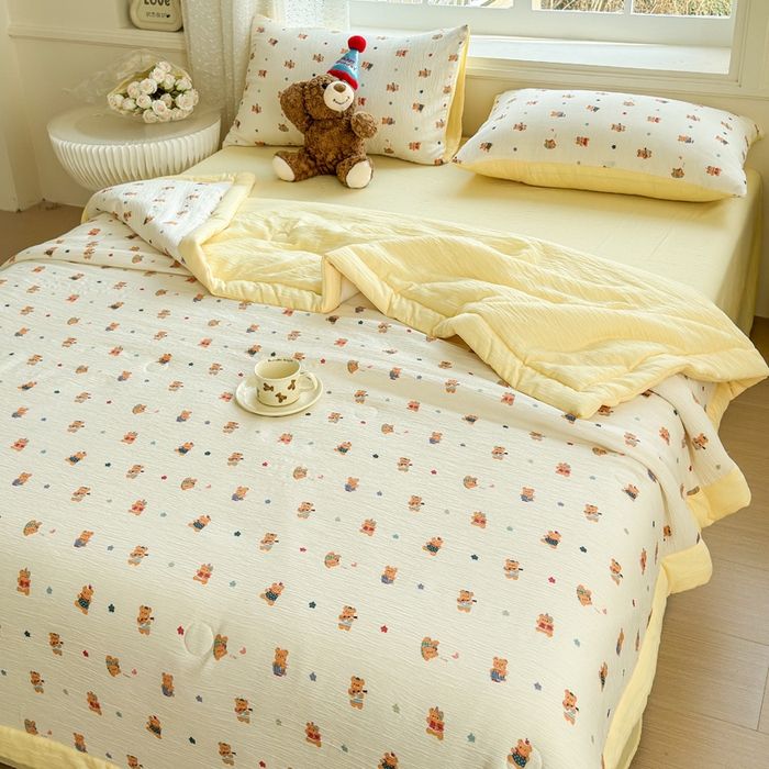 91家纺网 家纺一手货源 找家纺 几禾 2026新款A类三层纱印花夏被-柔纱系列 柔纱-红茶小熊