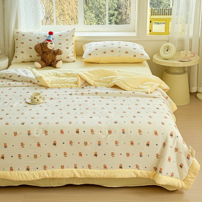 91家纺网 家纺一手货源 找家纺 几禾 2026新款A类三层纱印花夏被-柔纱系列 柔纱-红茶小熊