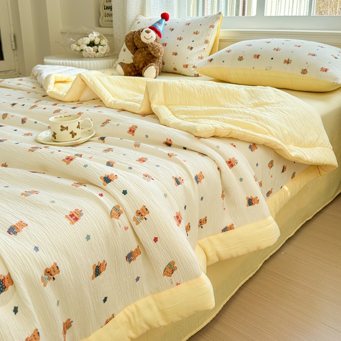 91家纺网 家纺一手货源 找家纺 几禾 2026新款A类三层纱印花夏被-柔纱系列 柔纱-红茶小熊