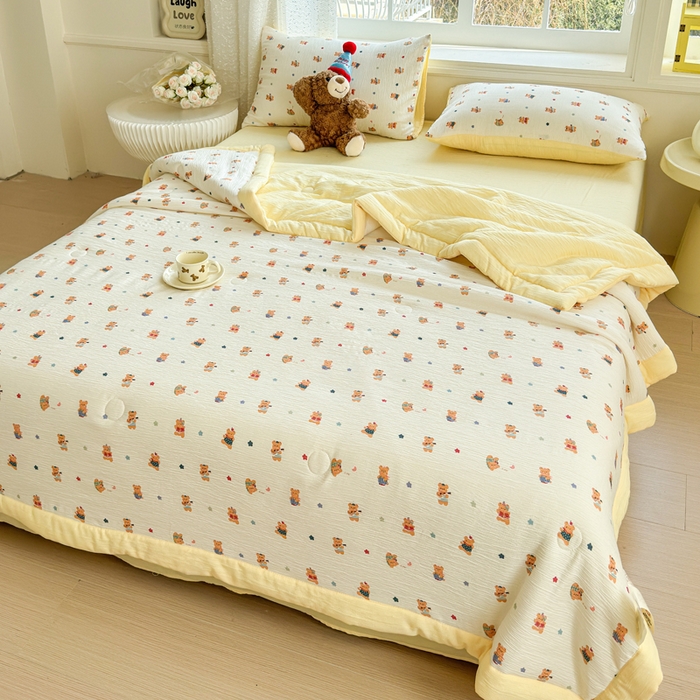 91家纺网 家纺一手货源 找家纺 几禾 2026新款A类三层纱印花夏被-柔纱系列 柔纱-红茶小熊