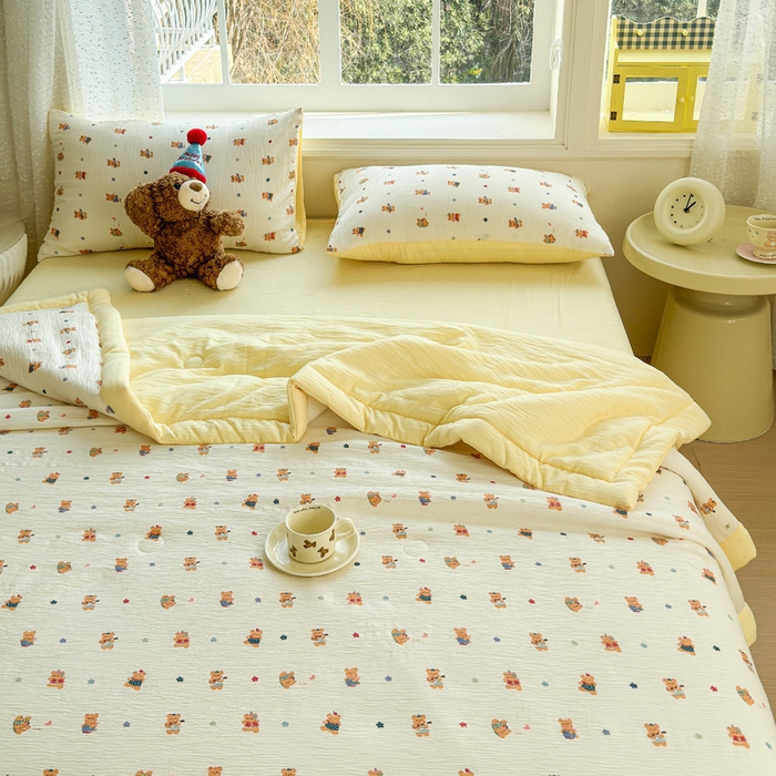 91家纺网 家纺一手货源 找家纺 几禾 2026新款A类三层纱印花夏被-柔纱系列 柔纱-红茶小熊