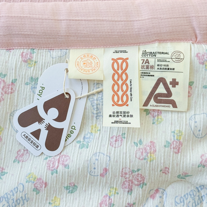 91家纺网 家纺一手货源 找家纺 几禾 2026新款A类三层纱印花夏被-柔纱系列 柔纱-花丛点点猫