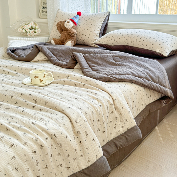 91家纺网 家纺一手货源 找家纺 几禾 2026新款A类三层纱印花夏被-柔纱系列 柔纱-莫奈-咖