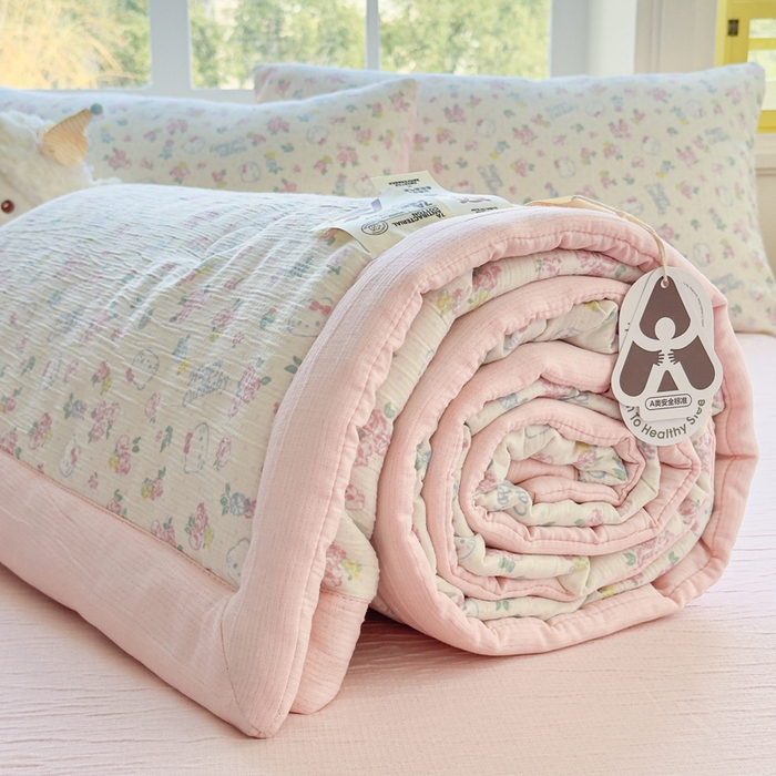 91家纺网 家纺一手货源 找家纺 几禾 2026新款A类三层纱印花夏被-柔纱系列 柔纱-花丛点点猫