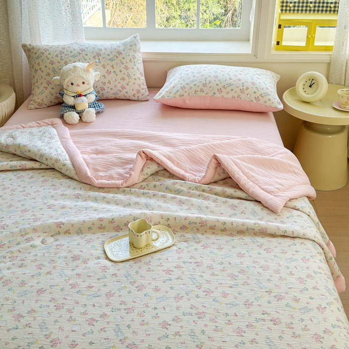 91家纺网 家纺一手货源 找家纺 几禾 2026新款A类三层纱印花夏被-柔纱系列 柔纱-花丛点点猫