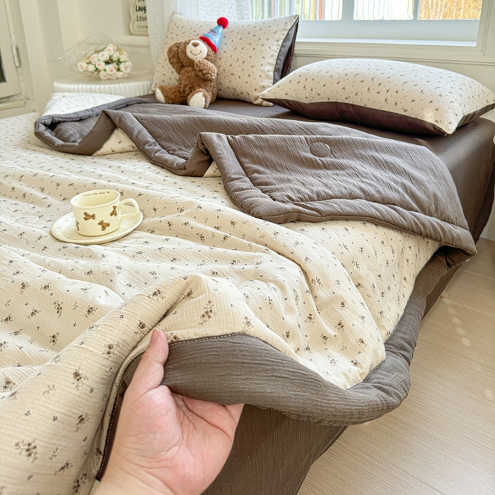 91家纺网 家纺一手货源 找家纺 几禾 2026新款A类三层纱印花夏被-柔纱系列 柔纱-莫奈-咖