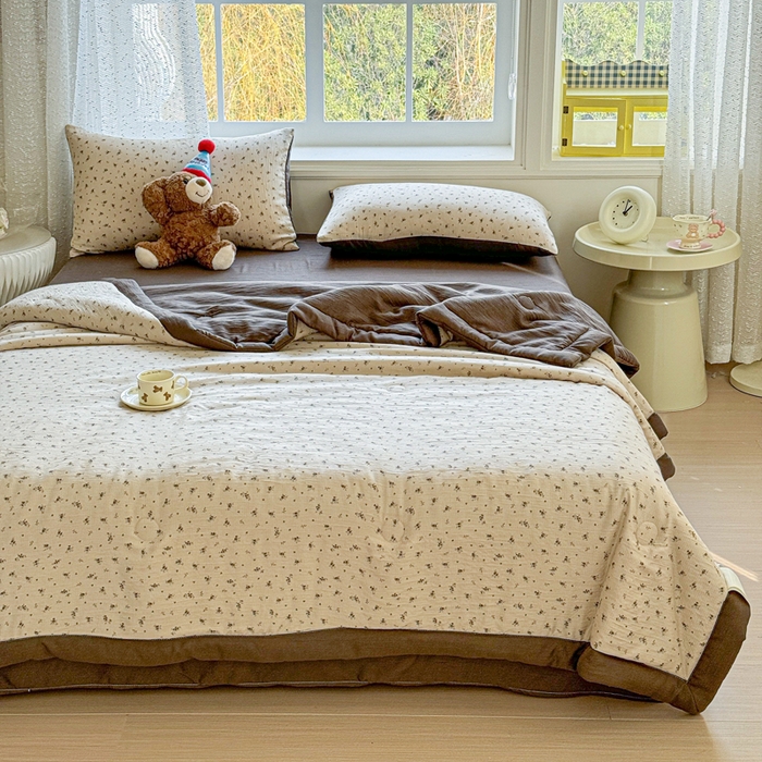 91家纺网 家纺一手货源 找家纺 几禾 2026新款A类三层纱印花夏被-柔纱系列 柔纱-莫奈-咖