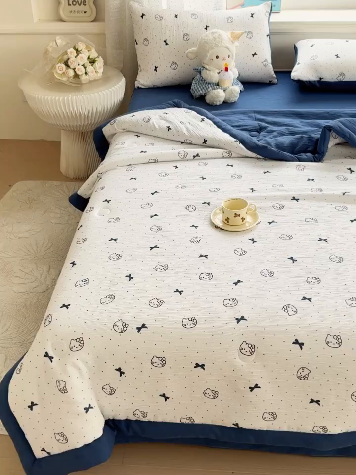91家纺网 家纺一手货源 找家纺 几禾 2026新款A类三层纱印花夏被-柔纱系列 柔纱-蓝莓小猫