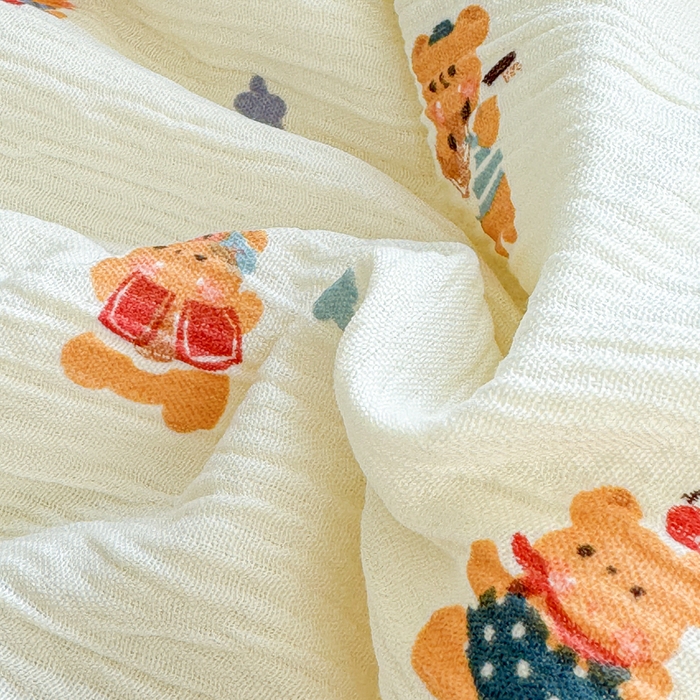 91家纺网 家纺一手货源 找家纺 几禾 2026新款A类三层纱印花夏被-柔纱系列 柔纱-红茶小熊