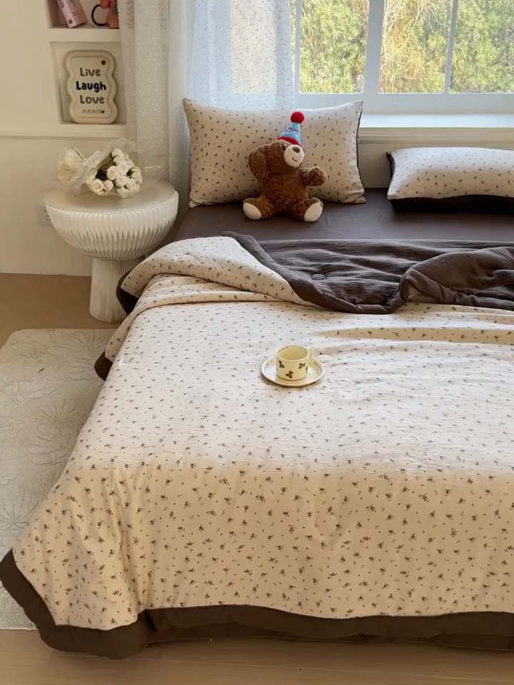 91家纺网 家纺一手货源 找家纺 几禾 2026新款A类三层纱印花夏被-柔纱系列 柔纱-莫奈-咖