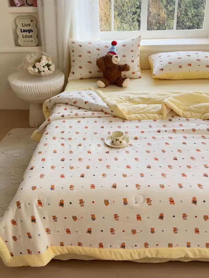91家纺网 家纺一手货源 找家纺 几禾 2026新款A类三层纱印花夏被-柔纱系列 柔纱-红茶小熊