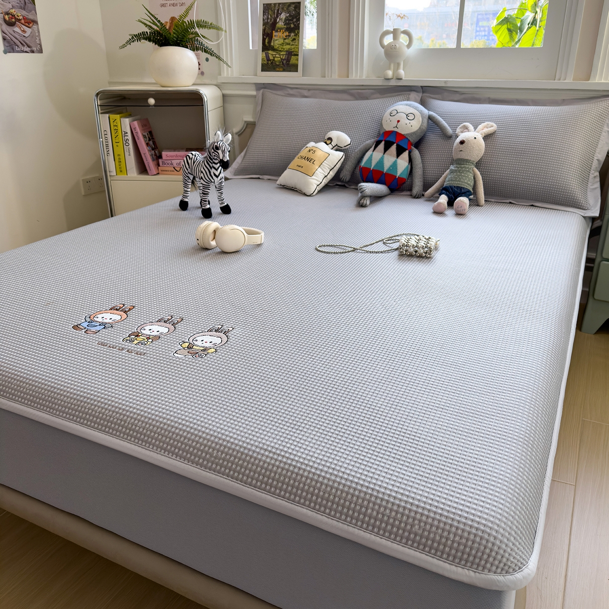 91家纺网 家纺一手货源 找家纺 几禾 2026新款华夫格刺绣款凉席-床笠款 兔免星人-床笠款