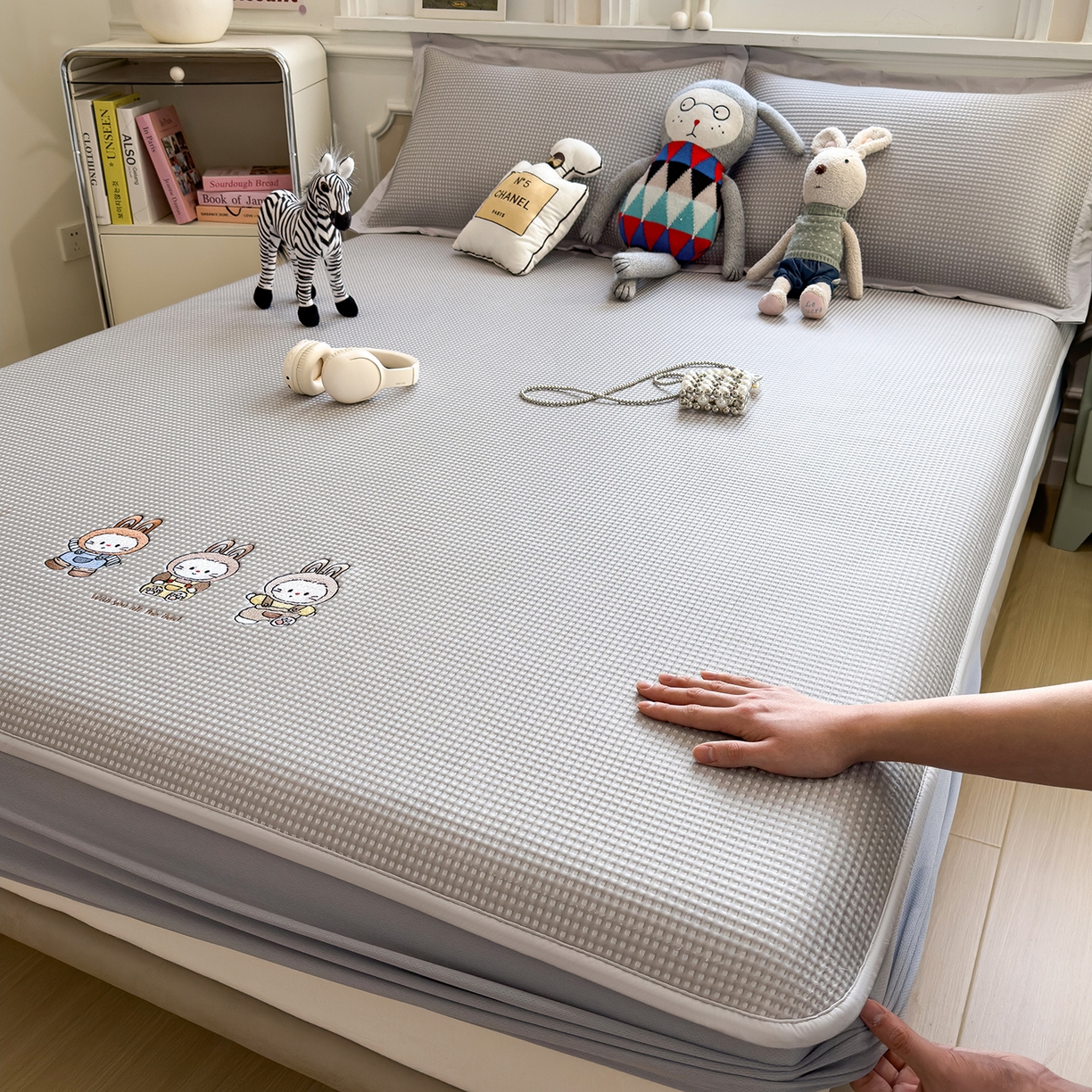 91家纺网 家纺一手货源 找家纺 几禾 2026新款华夫格刺绣款凉席-床笠款 兔免星人-床笠款