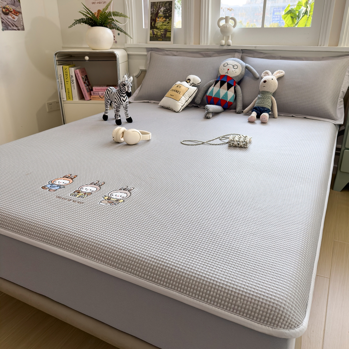 91家纺网 家纺一手货源 找家纺 几禾 2026新款华夫格刺绣款凉席-床笠款 兔免星人-床笠款