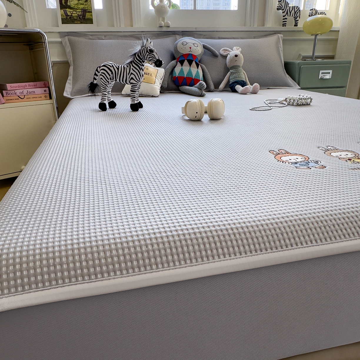 91家纺网 家纺一手货源 找家纺 几禾 2026新款华夫格刺绣款凉席-床笠款 兔免星人-床笠款