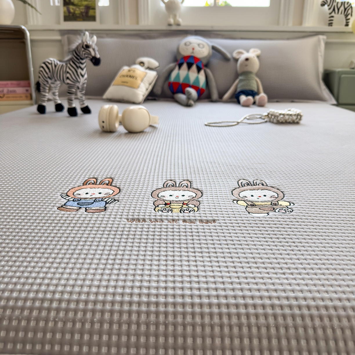 91家纺网 家纺一手货源 找家纺 几禾 2026新款华夫格刺绣款凉席-床笠款 兔免星人-床笠款